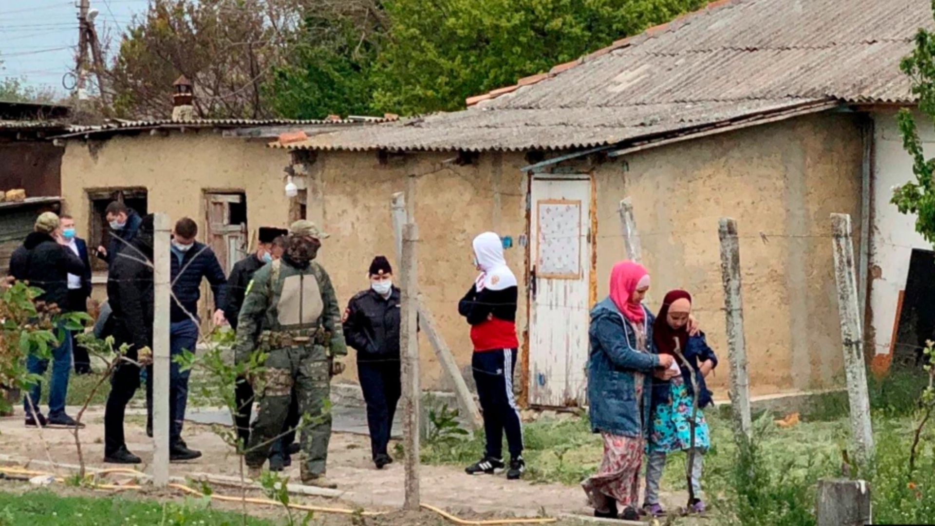 Обыск в селе Заветное, во время которого был убит&nbsp;Наби Рахимов. Фото: Крымская Солидарность.